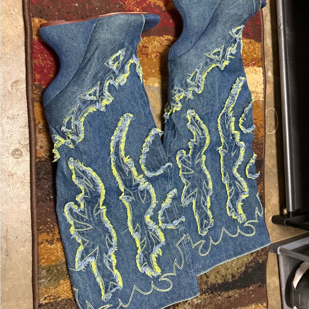 Alaia Wang Green Embroidered Pointed-Toe Heeled Boots